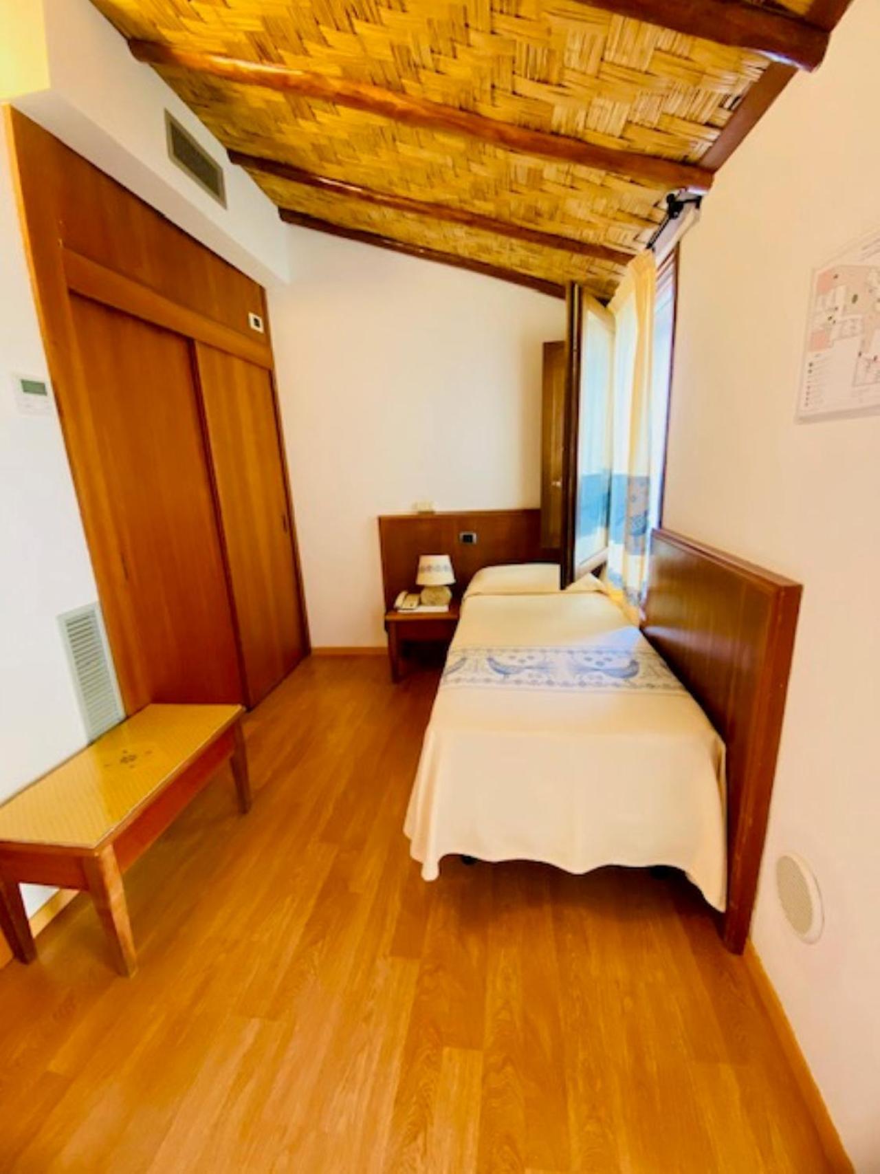Hotel Villa Canu Cabras Exterior photo