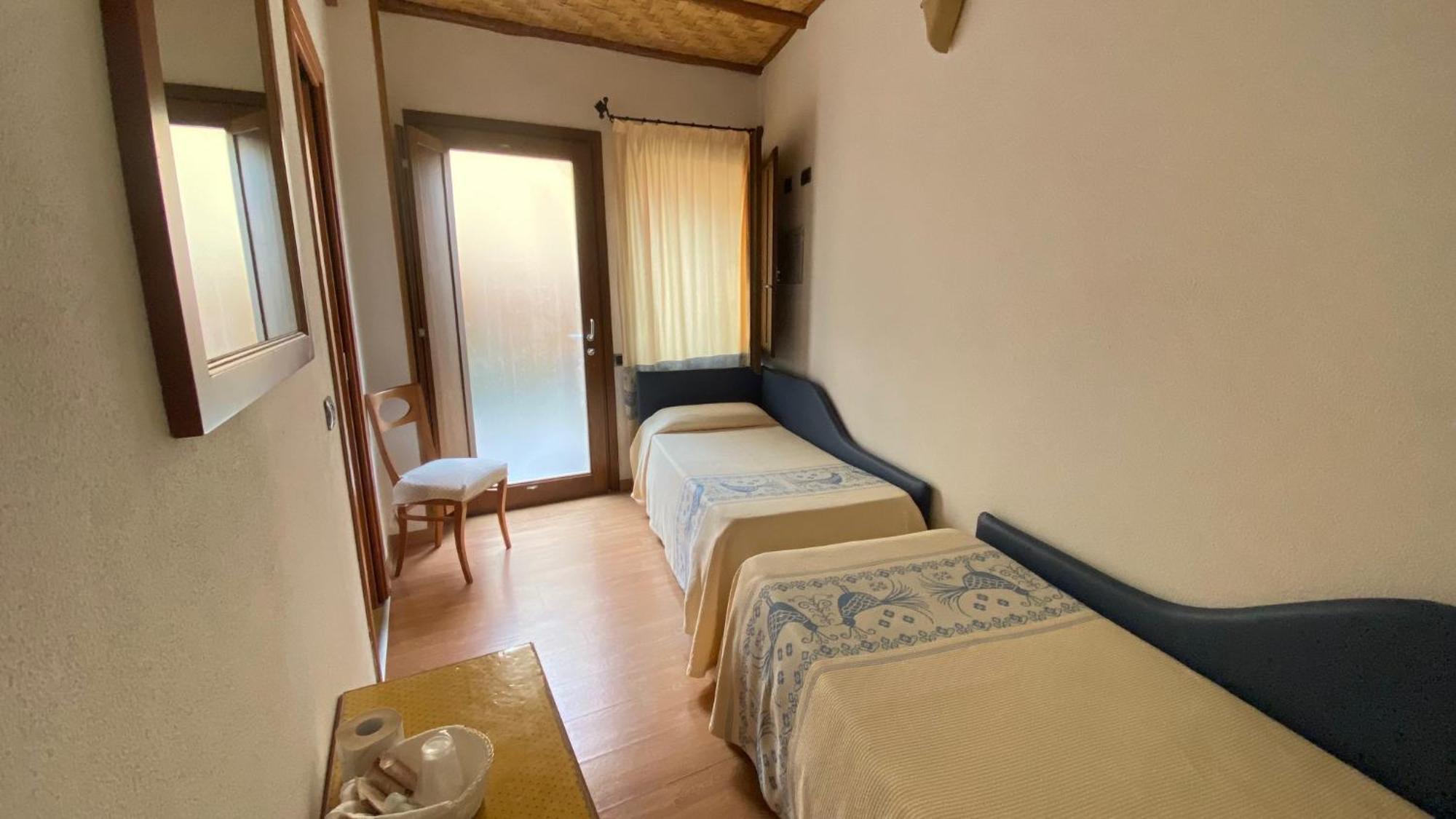 Hotel Villa Canu Cabras Exterior photo
